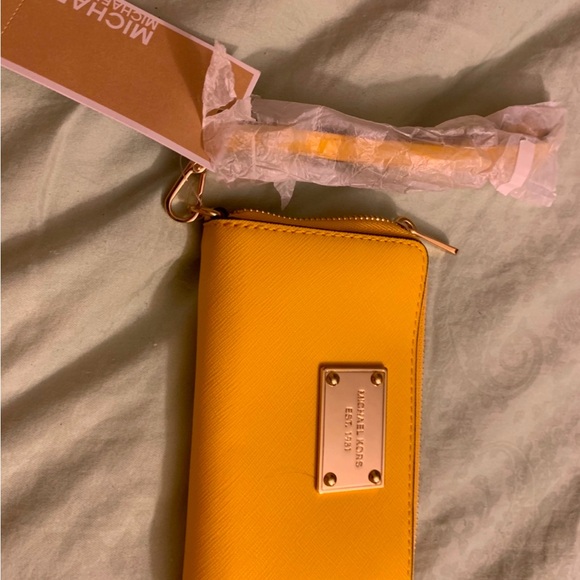 Absolutely stunning yellow brand new authentic Michael Kors wallet compartments - Picture 11 of 13